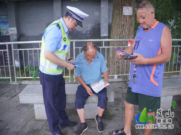 蓝山县公安局交管大队：宣传进文化广场，共筑平安畅通路.jpg