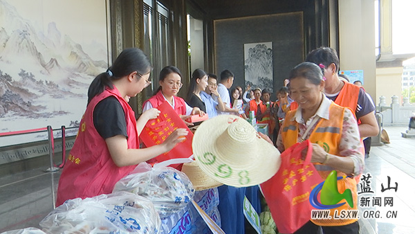 团县委组织开展夏日公益行动 为户外劳动者“降温”1.jpg