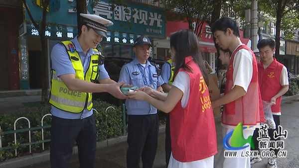 团县委组织开展夏日公益行动 为户外劳动者“降温”2.jpg