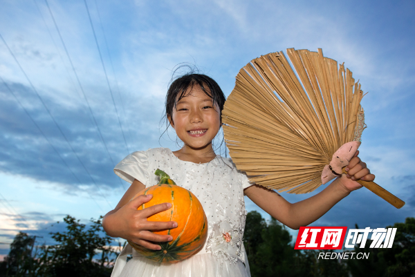 （6）2015年6月24日，下河线纳凉的女孩.jpg