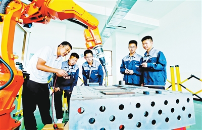职业教育继续为大型项目开发才能，学习强大的