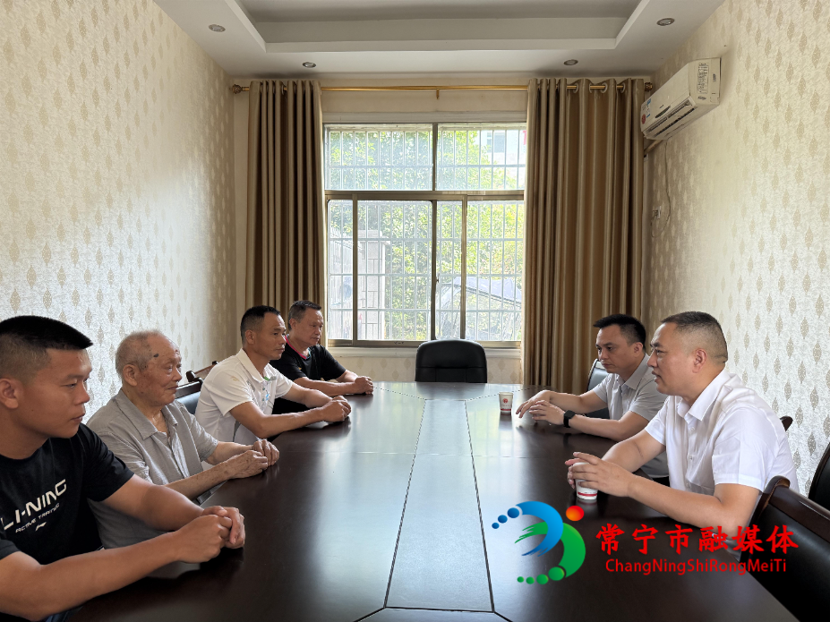 市领导“八一”前夕走访慰问 共叙军民鱼水情.jpg