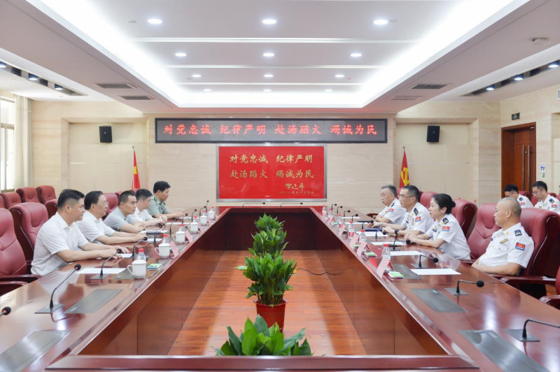 谭勇在湖南省消防救援总队走访慰问。均为 通讯员 朱奥 供图 谭勇在湖南省消防救援总队走访慰问。均为 通讯员 朱奥 供图