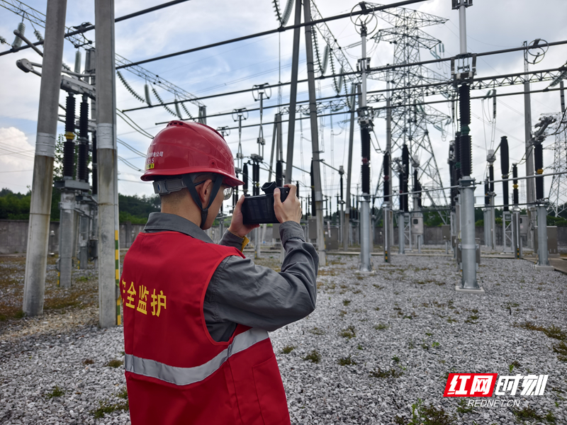 7月29日，国网邵阳变电检修公司运维人员彭凯、尹邦哲在220千伏柳山变电站扎实开展设备特巡及安全专项检查。（刘玉洁）1_副本.jpg