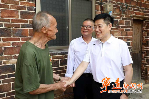 胡勇刚开展“八一”走访慰问_副本500.jpg