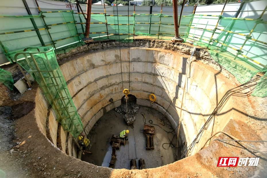 双拥路与敏州路交叉口顶管施工中.png