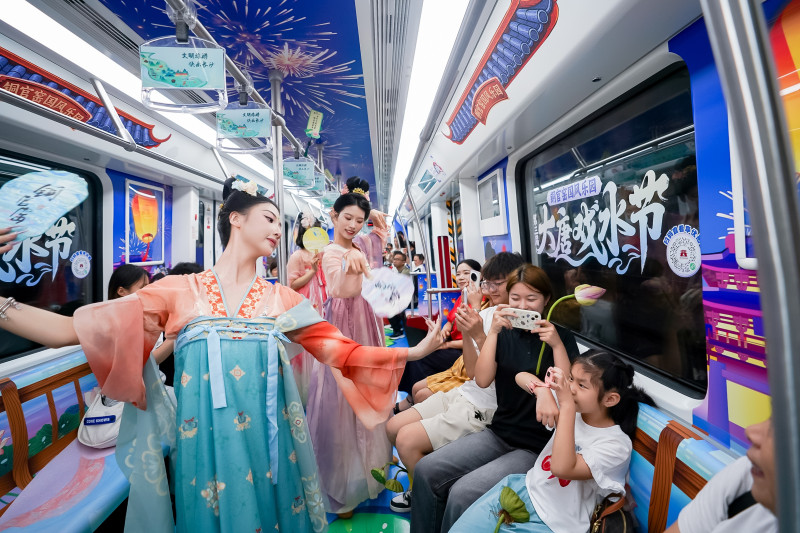 7月31日，一场跨越千年的沉浸式唐风快闪与互动巡游，在长沙地铁2号线铜官窑主题列车上与五一广场地铁站厅内上演。均为受访者供图