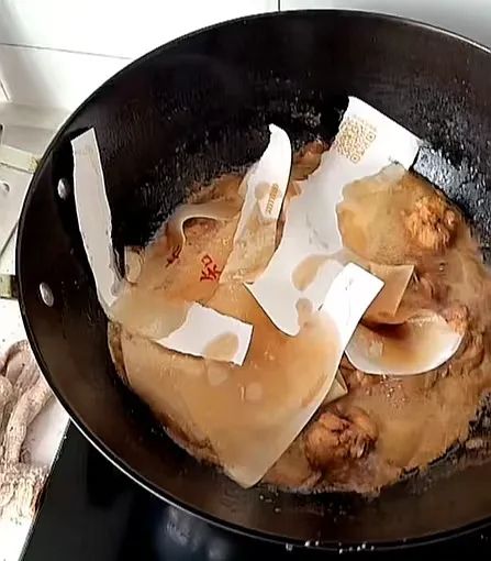 学生使用入门字母制作“鸡肉蘑菇炖菜”
