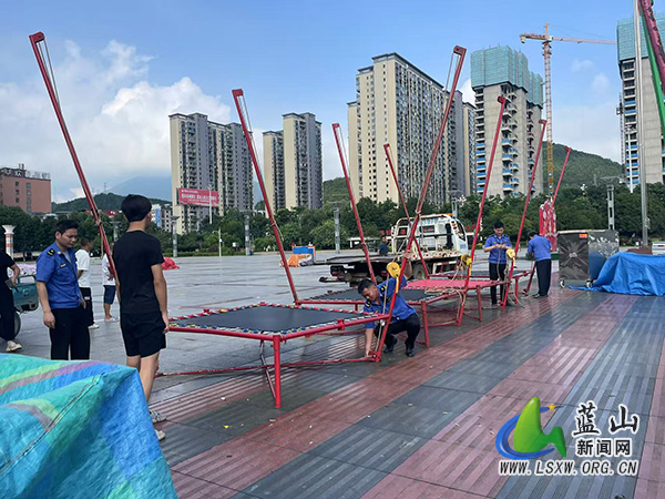 蓝山县城市管理和综合执法局重拳出击整治三蓝广场的环境秩序1.jpg