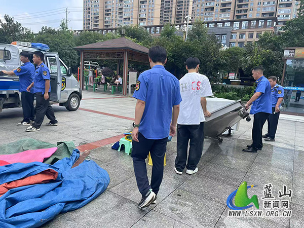 蓝山县城市管理和综合执法局重拳出击整治三蓝广场的环境秩序2.jpg