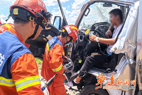 寧遠消防：專業操作助司機成功脫險_副本500.jpg