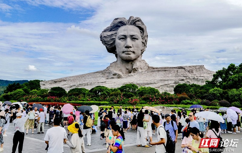 高清湖南丨夏日橘子洲：湘江碧波映红颜，游人如织话风情
