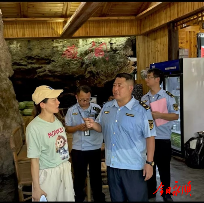 永顺县市场监督管理局开展芙蓉镇景区旅游市场整治 (1).jpg