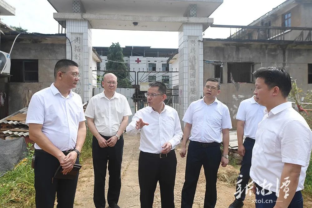 李永亮在湘潭县谭家山镇紫竹村，调研原湘潭矿业煤矿区遗留问题处置进展情况。（全媒体记者 罗韬 摄）.png
