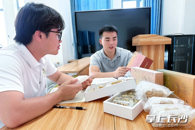 这个暑假，谢奇君（右）带领着“欢聚一糖”创业团队也没有停下开拓市场的脚步。均为长沙晚报全媒体记者 刘攀 摄