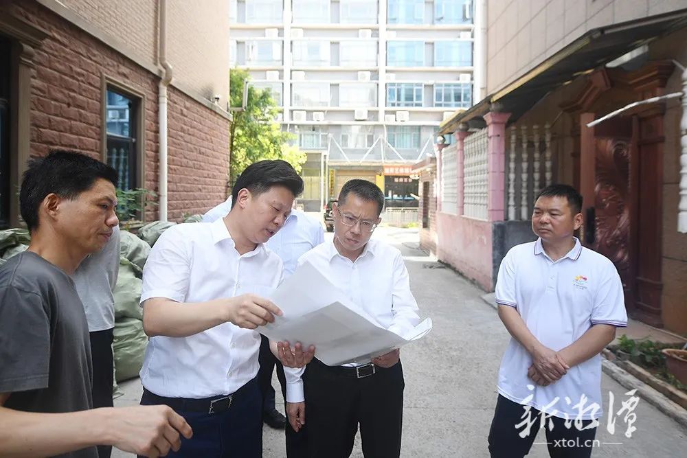 李永亮在湘潭县易俗河镇杨柳北路文正泉自建房处，督导自建房安全整改工作。（全媒体记者 罗韬 摄）.png