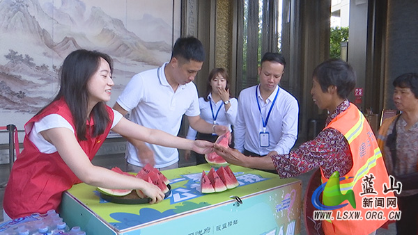 我县夏季送清凉 为一线人员撑起“清凉伞”.jpg