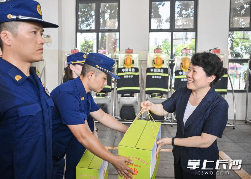 8月5日上午,省委常委、市委书记吴桂英来到大托铺消防救援站,慰问一线消防救援人员。均为长沙晚报全媒体记者 余劭劼 摄 8月5日上午,省委常委、市委书记吴桂英来到大托铺消防救援站,慰问一线消防救援人员。均为长沙晚报全媒体记者 余劭劼 摄