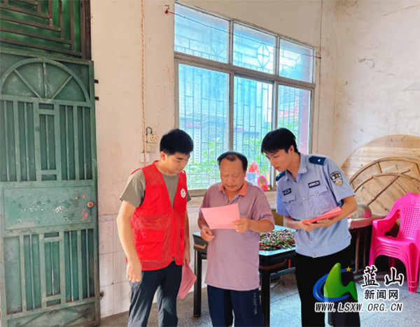 土市镇志愿者联合派出所开展入户宣传， 共护河道洁净新风貌.jpg