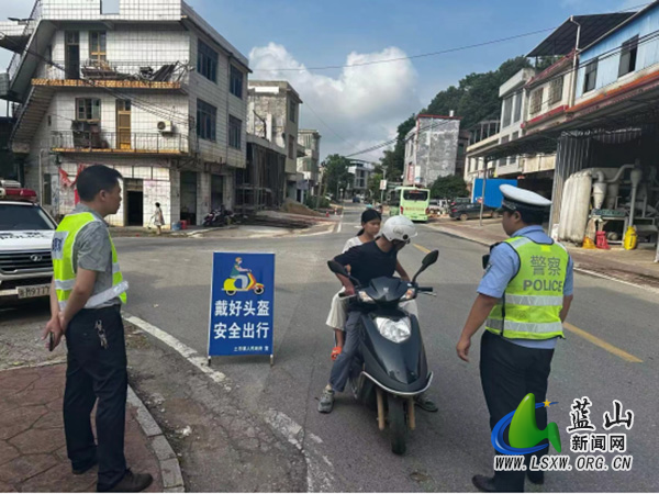 土市镇：交通劝导不停歇，安全守护零距离.jpg
