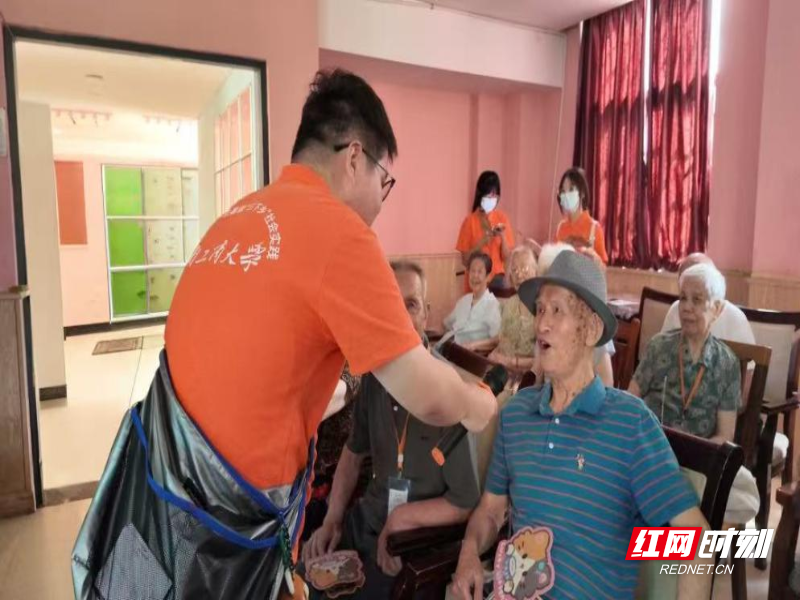 现场知识竞赛互动环节主持人正在与老爷爷互动 马虹炀摄.png