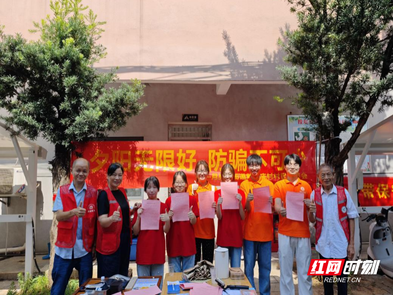 图为志愿队与戴公庙村工作人员合照。谷佳宁摄.png