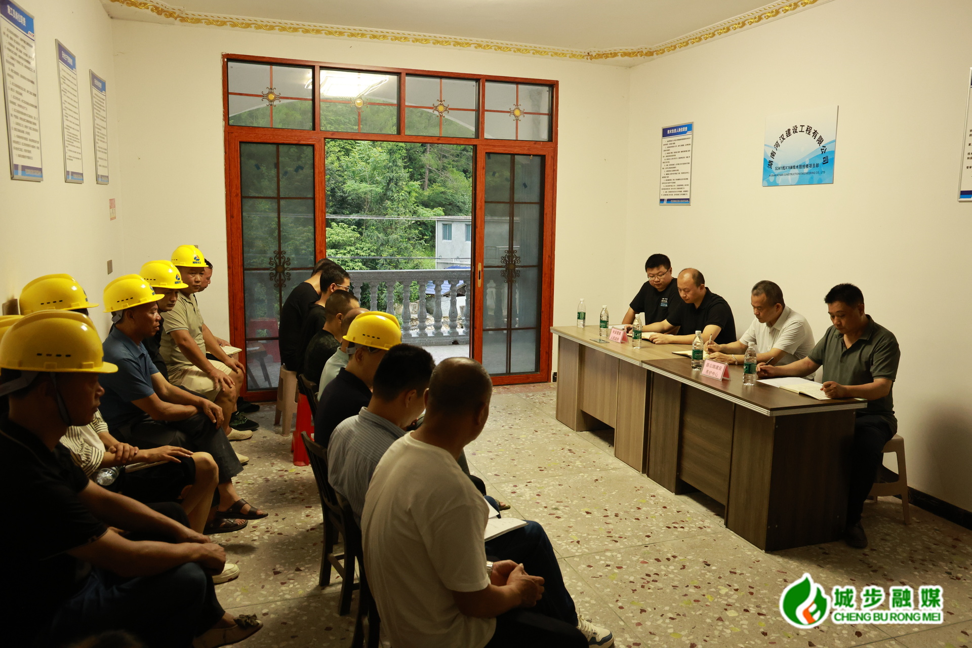 城步公路建设养护中心现场调度水毁抢修 保障群众出行安全(图1)