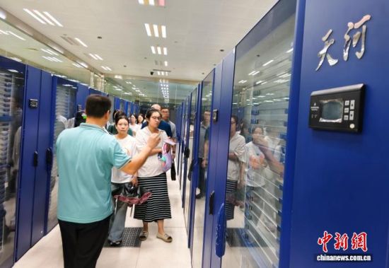 媒体记者在国家超级计算长沙中心参观。中新网记者 唐小晴 摄