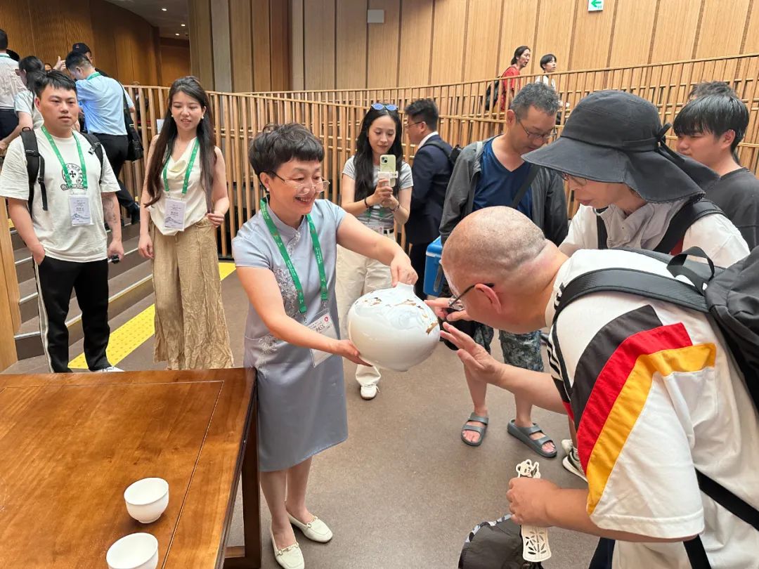 醴陵釉下五彩瓷亮相世博会