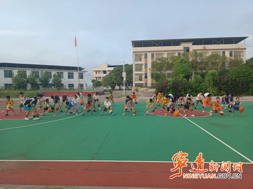 宁远中和镇：青少年篮球公益课堂开课_副本500.jpg