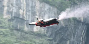详解“极限运动之王”翼装飞行