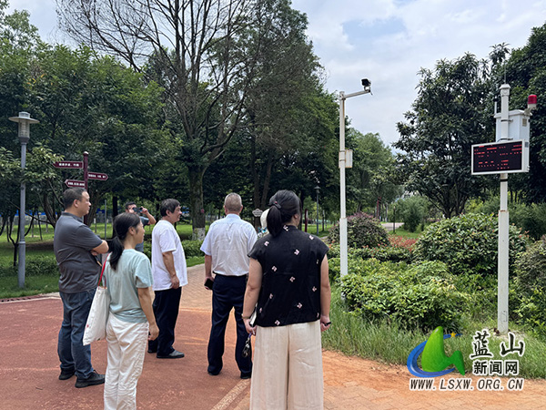 蓝山：县领导深入植物园督办人大代表建议.jpg