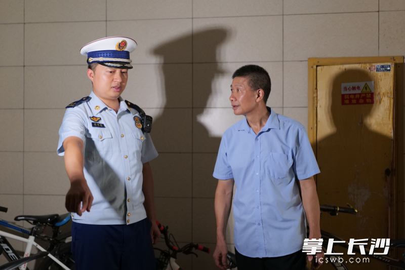 消防监督员在现场进行指导。 长沙晚报通讯员 寻艳 摄