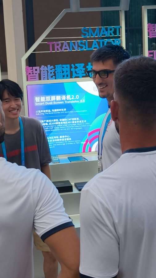 “成都制造”的技术吸引了球迷，外国运动员竞