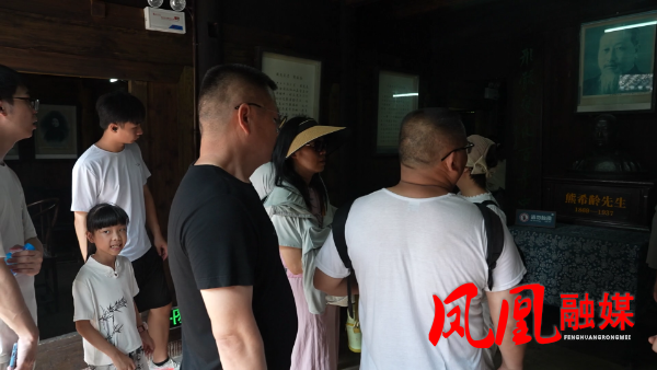 凤凰古城：暑期文化旅游持续升温[00_10_03][20250812-115951].png