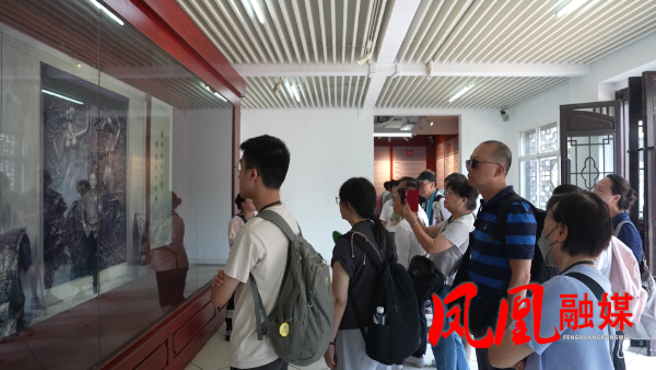 凤凰古城：暑期文化旅游持续升温[00_11_48][20250812-120001].png