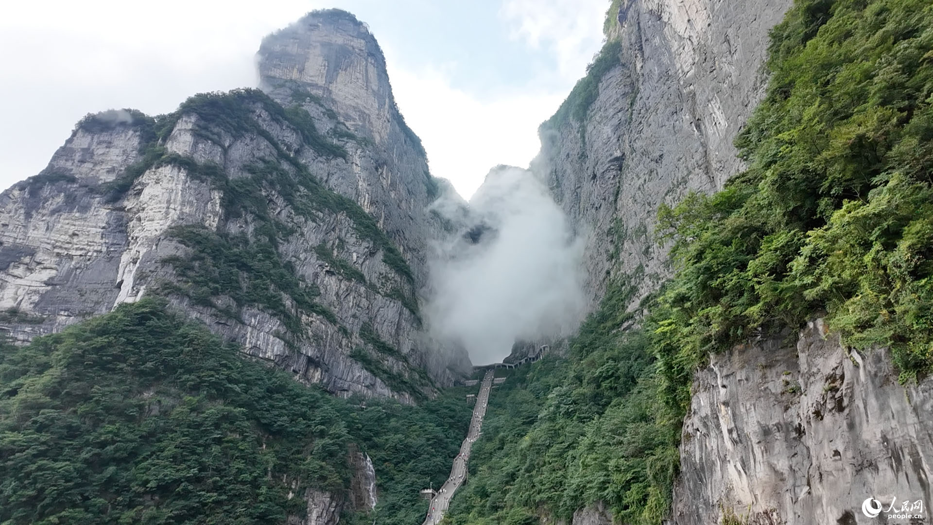 张家界天门山景区天门洞景点。人民网黄卓摄