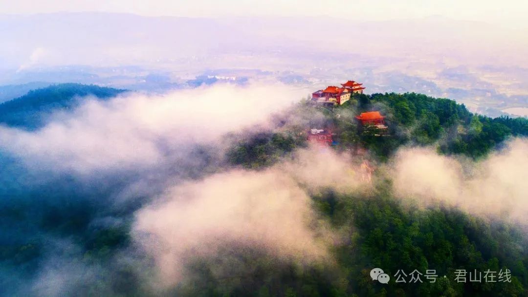 《云蒸霞蔚天井山》龙春涛.jpg