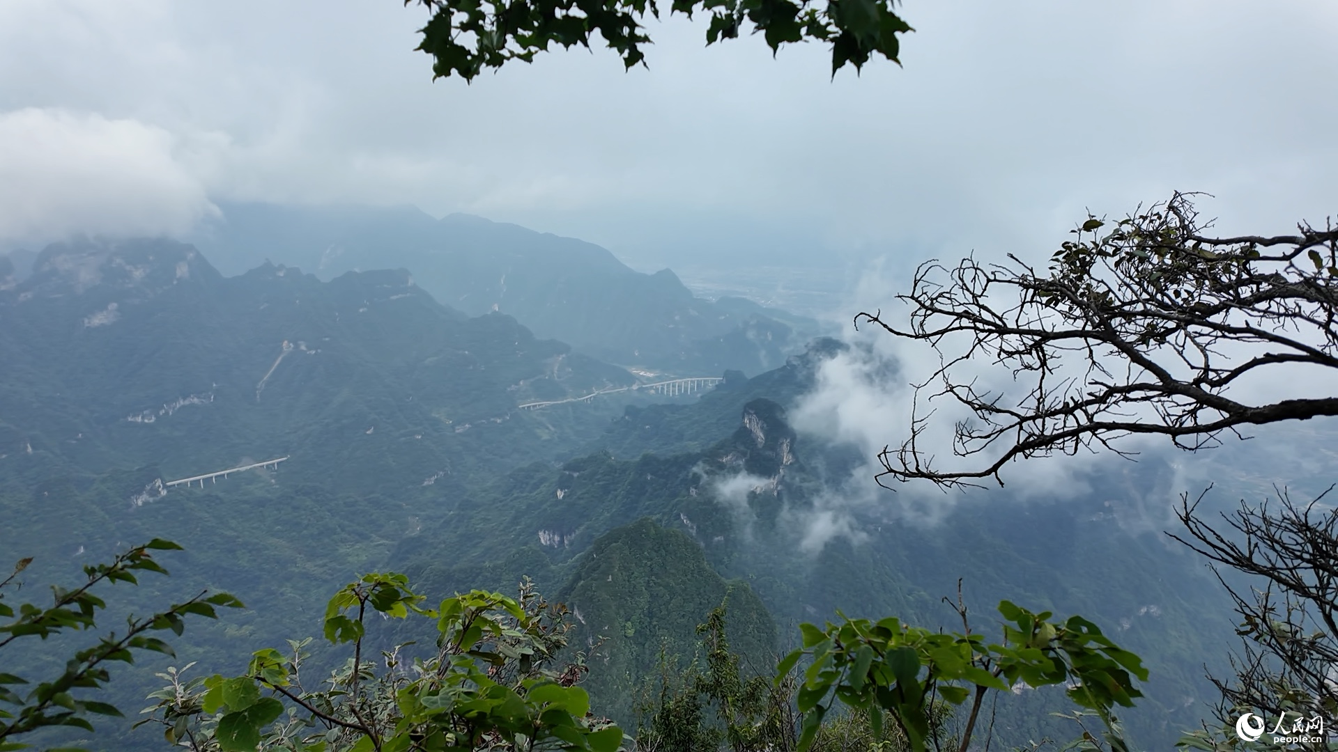 张家界天门山景区云雾缭绕。人民网黄卓摄