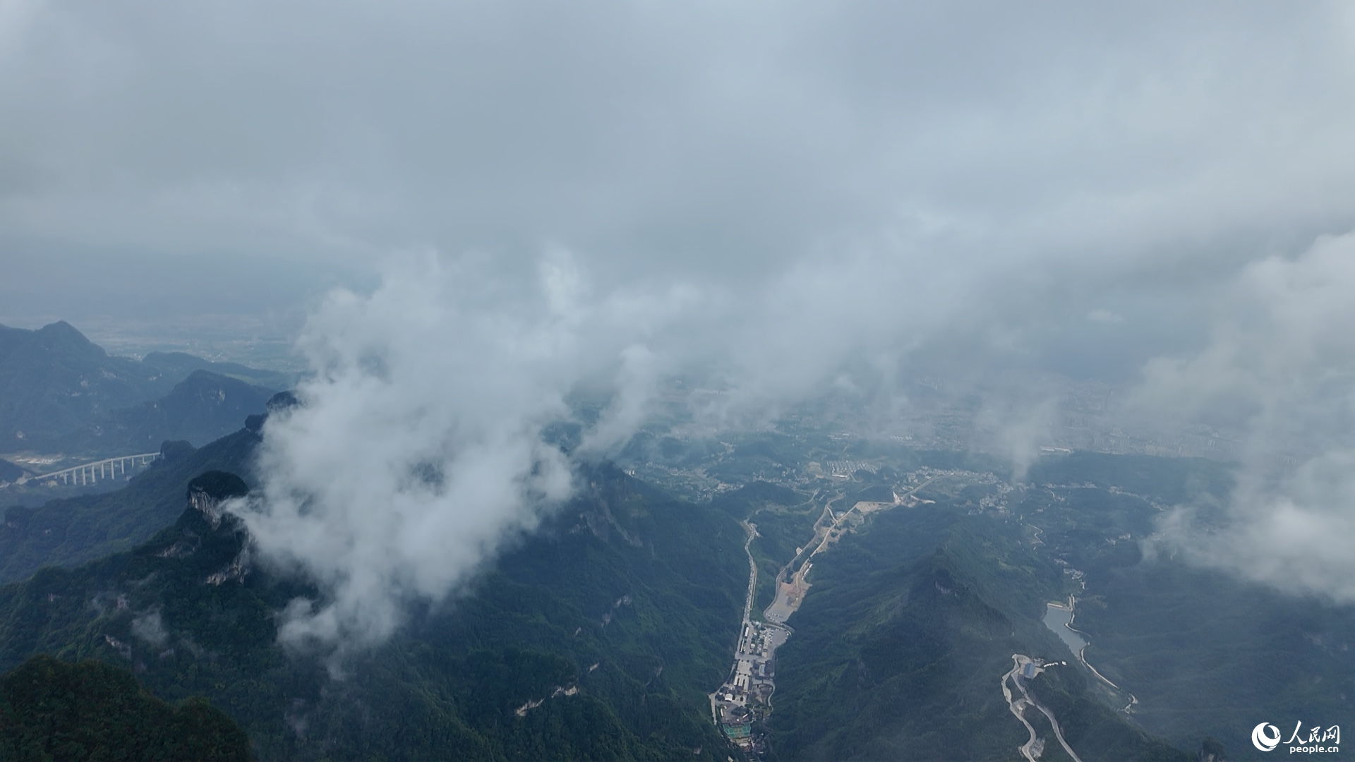 张家界天门山景区云雾缭绕。人民网黄卓摄
