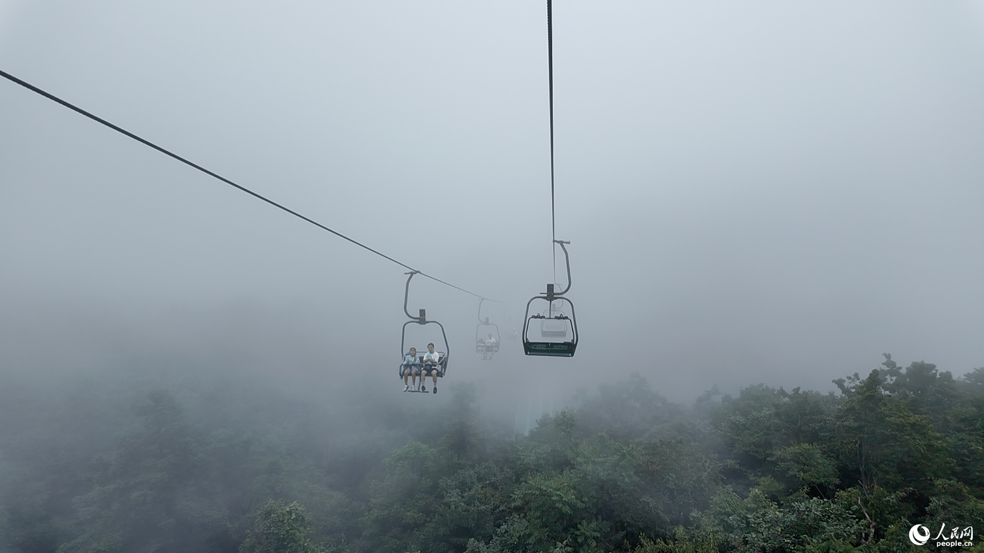 张家界天门山景区云雾缭绕。人民网黄卓摄