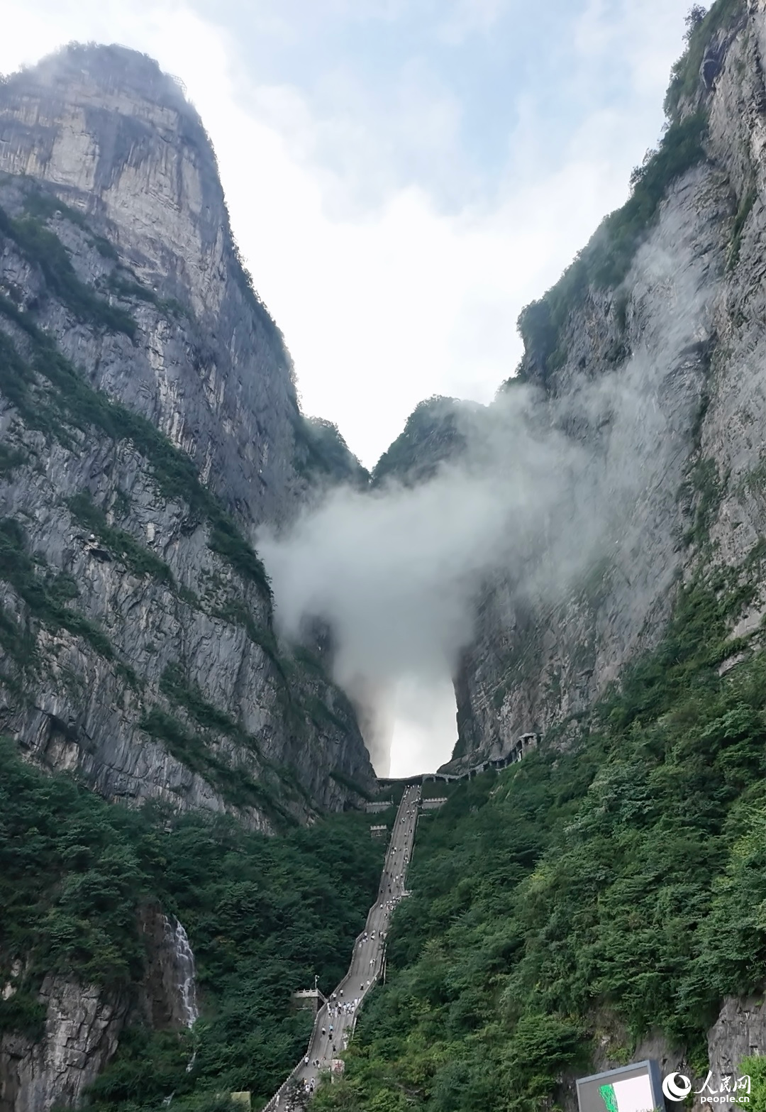 张家界天门山景区天门洞景点。人民网黄卓摄