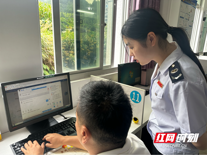 税务干部协助办理跨省税务迁移业务。桂东县税务局供图.png