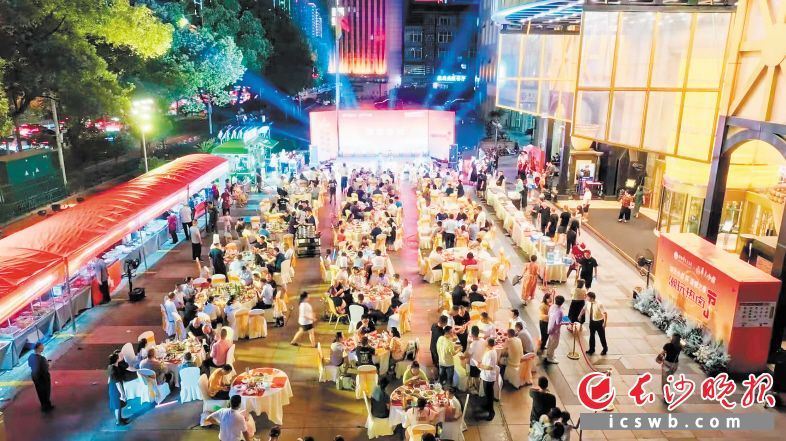 　　热卤节当天，潇湘华天大酒店前坪灯光闪烁，人潮涌动。长沙晚报通讯员 李浩 供图
