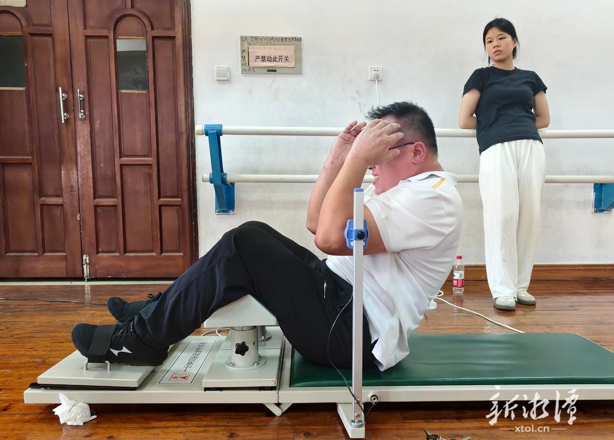 市民正在开展体质监测。（全媒体记者 谷桔 摄）.jpg