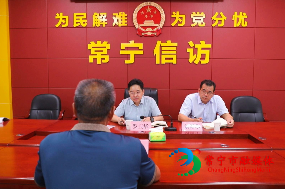 罗卫华到市信访局接待来访群众.jpg