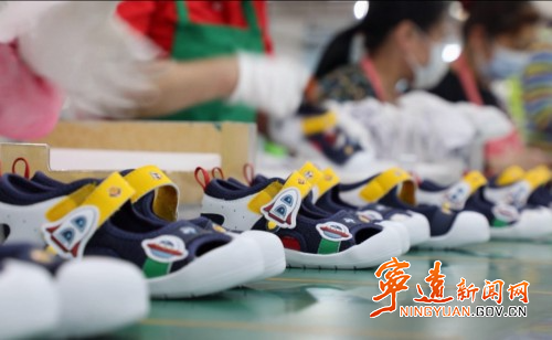 寧遠：人社專員破解企業“用工難”1_副本500.jpg