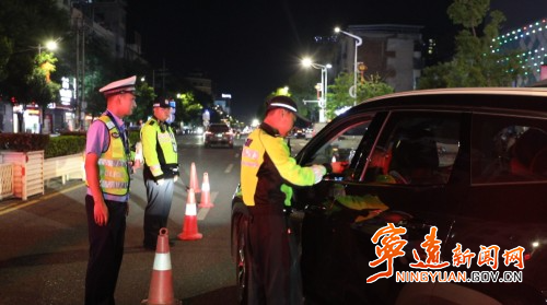 宁远县公安局交警大队开展交通安全酒醉驾专项整治行动1_副本500.jpg