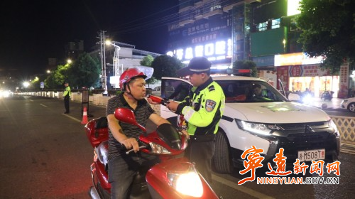 宁远县公安局交警大队开展交通安全酒醉驾专项整治行动2_副本500.jpg