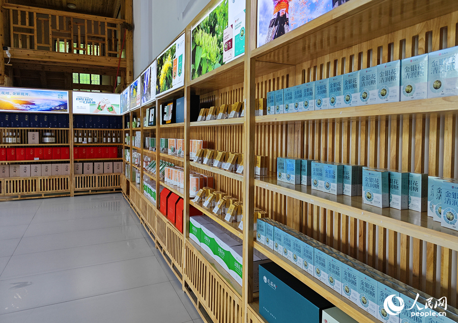 以金银花为原料加工而成的各类产品。人民网记者 刘宾摄